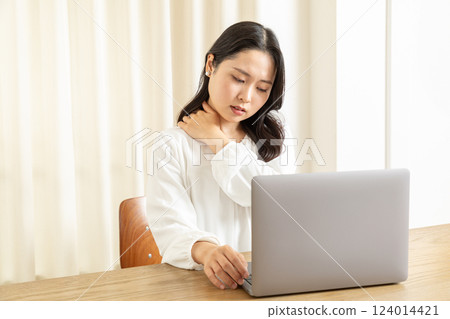 亞洲女性覺得肩膀疼痛 02 124014421