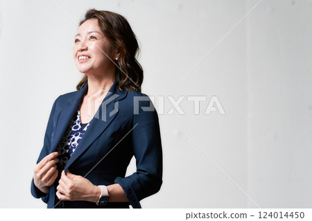 Elderly businesswoman looking up with a smile 124014450
