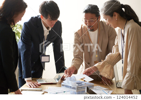 商界人士在年長領導的主持下開會 124014452