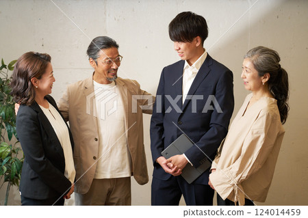 Smiling senior businessman and new staff chatting Smiling senior businessman and new staff chatting 124014459