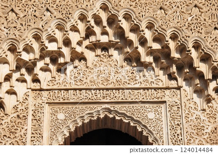 摩洛哥，菲斯，麥地那（舊城區），Bou Inania Madrasa，庭院牆上的雕刻，裝飾灰泥 124014484
