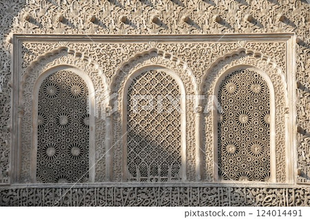 摩洛哥,菲斯,麥地那(舊城區),Bou Inania Madrasa,庭院牆壁雕塑,裝飾灰泥 摩洛哥,菲斯,麥地那(舊城區),Bou Inania Madrasa,庭院牆壁雕塑,裝飾灰泥 124014491