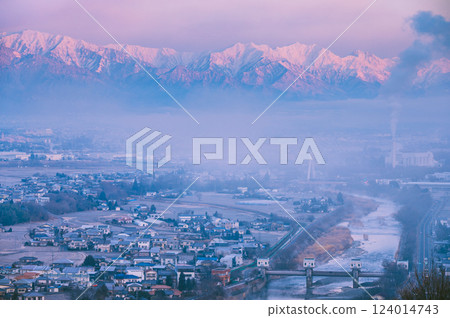 沐浴朝陽的北阿爾卑斯山、籠罩在晨霧中的松本盆地【照片來源：城山公園瞭望台】 124014743