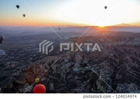 天空中漂浮的氣球和卡帕多西亞的岩層 天空中漂浮的氣球和卡帕多西亞的岩層 124014974
