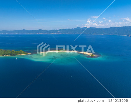 水島是福井縣敦賀灣的一個無人島，有「北陸夏威夷」之稱。 124015996