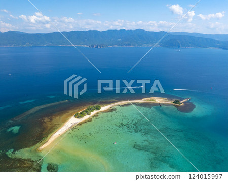 水島是福井縣敦賀灣的一個無人島,有「北陸夏威夷」之稱。 水島是福井縣敦賀灣的一個無人島,有「北陸夏威夷」之稱。 124015997