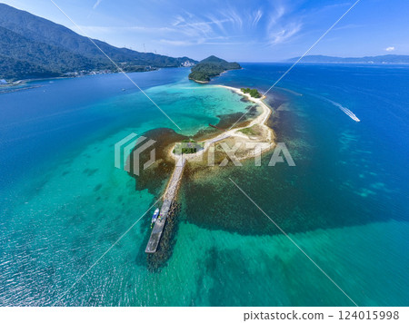 水島是福井縣敦賀灣的一個無人島，有「北陸夏威夷」之稱。 124015998