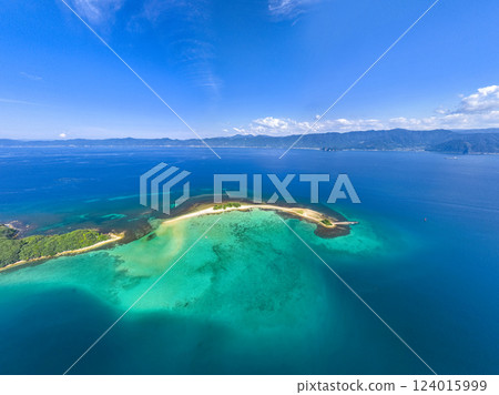 水島是福井縣敦賀灣的一個無人島，有「北陸夏威夷」之稱。 124015999