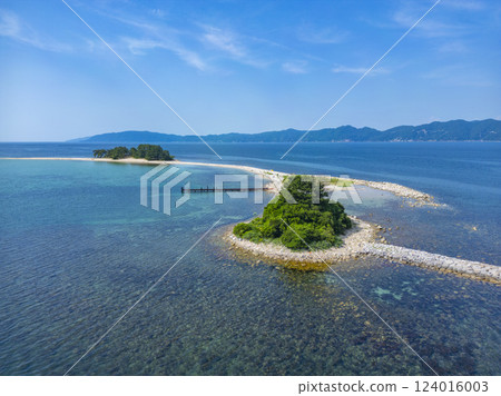 Mizushima, an uninhabited island in Tsuruga Bay, Fukui Prefecture, also known as the Hawaii of the Hokuriku region. 124016003