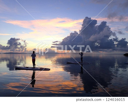 Enjoy the marine activity SUP in the ocean of Okinawa's remote islands 124016015