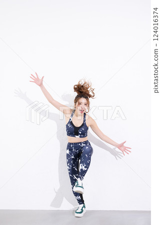 年輕的女士跳 124016374