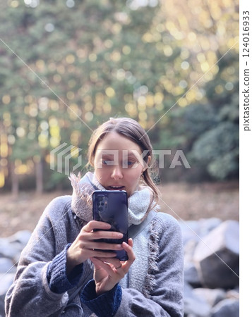 女人在大自然中拍照時感到驚訝 124016933