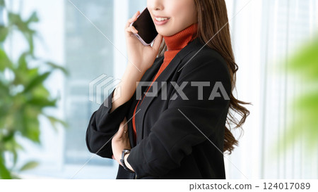 Smiling woman/businesswoman talking on smartphone Smiling woman/businesswoman talking on smartphone 124017089