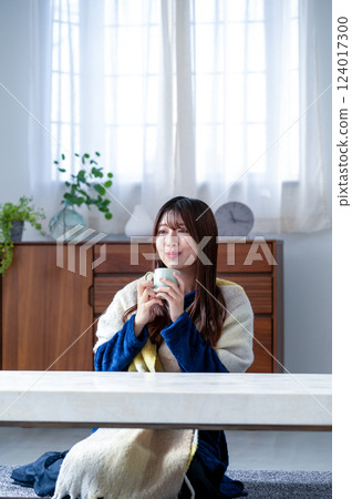 年輕女子在冬季客廳放鬆 年輕女子在冬季客廳放鬆 124017300