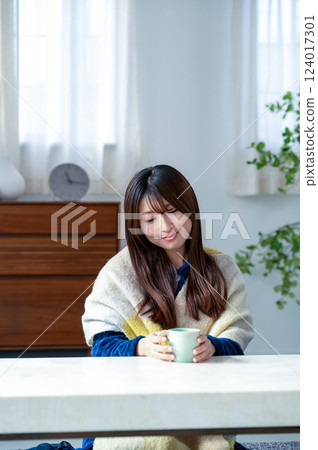 年輕女子在冬季客廳放鬆 年輕女子在冬季客廳放鬆 124017301