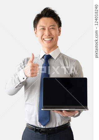 一名男子手持筆記型電腦並豎起大拇指 124018240