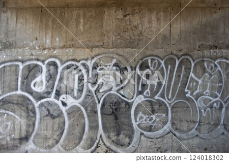 Graffiti on the walls of the tunnel 124018302