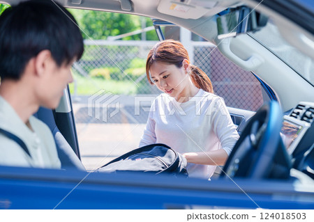 一位年輕丈夫開車送妻子回家 一位年輕丈夫開車送妻子回家 124018503