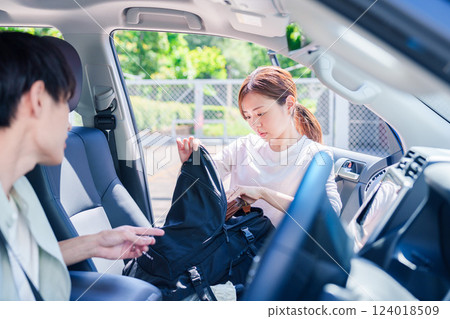 一位年輕丈夫開車送妻子回家 124018509