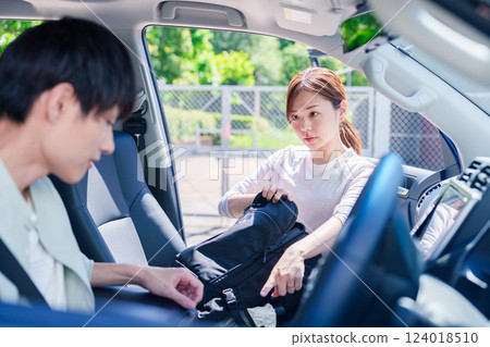 一位年輕丈夫開車送妻子回家 124018510