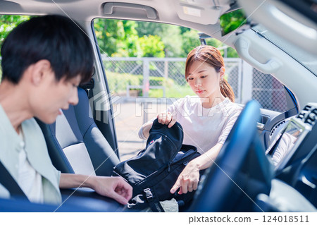 一位年輕丈夫開車送妻子回家 124018511