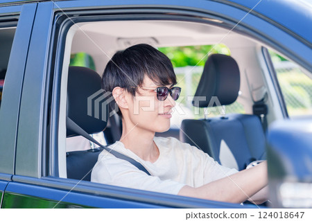 年輕人享受駕車樂趣 124018647