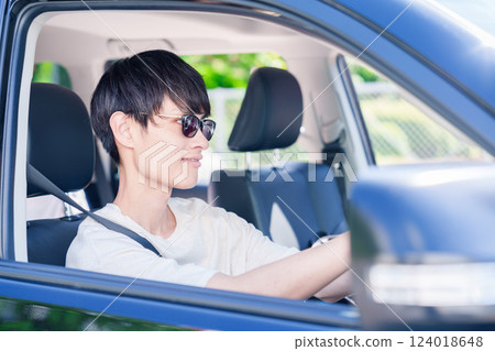 年輕人享受駕車樂趣 年輕人享受駕車樂趣 124018648
