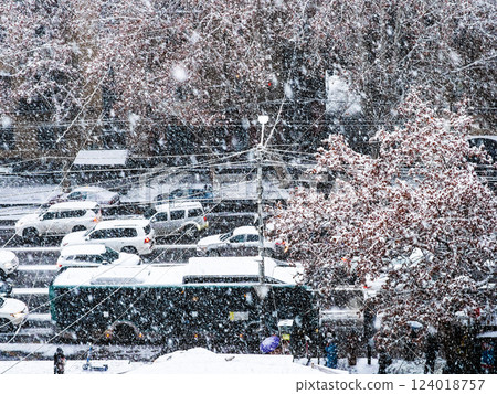 above view of urban transport in snowing on street 124018757