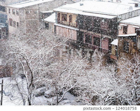 above view of urban yard in snowfall in winter 124018758