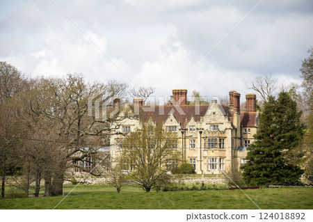 這座歷史悠久的蜂蜜色磚砌豪宅位於倫敦郊外的烏斯河谷，四周綠樹環繞 124018892