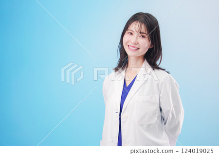 微笑的女科學家（淺藍色背景） 124019025