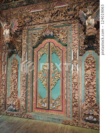 Beautiful wooden door decorated with carvings, Ubud, Bali, Indonesia 124019063