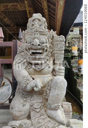 A stone statue that symbolizes the guard of the gate of a house or palace 124019068