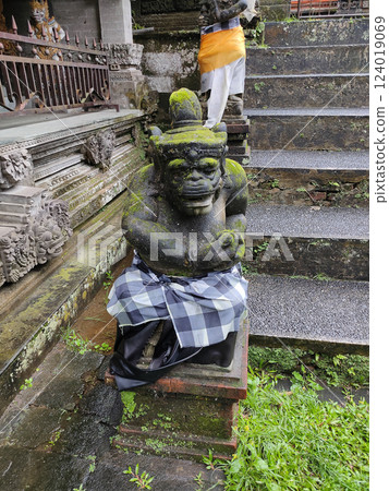 A stone statue that symbolizes the guard of the gate of a house or palace 124019069