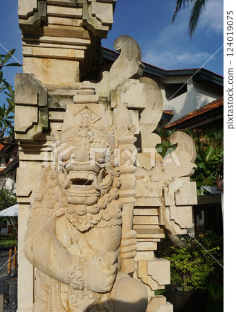 A stone statue that symbolizes the guard of the gate of a house or palace 124019075