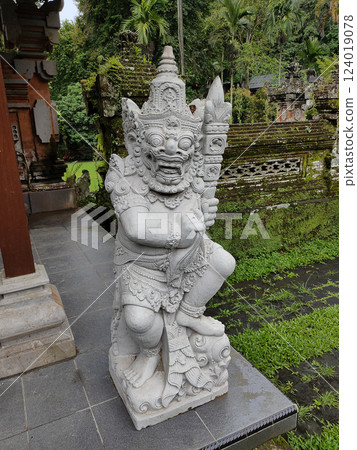 A stone statue that symbolizes the guard of the gate of a house or palace 124019078
