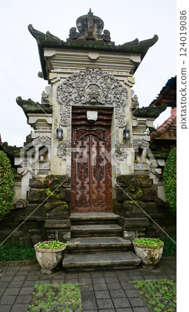 Beautiful wooden door decorated with carvings, Ubud, Bali, Indonesia Beautiful wooden door decorated with carvings, Ubud, Bali, Indonesia 124019086