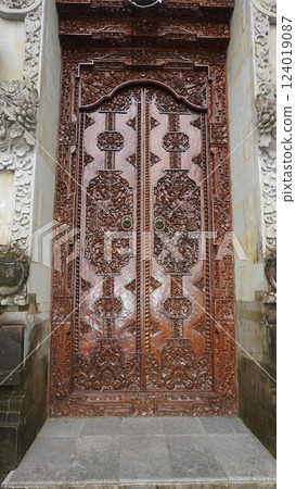Beautiful wooden door decorated with carvings, Ubud, Bali, Indonesia 124019087