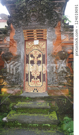 Beautiful wooden door decorated with carvings, Ubud, Bali, Indonesia Beautiful wooden door decorated with carvings, Ubud, Bali, Indonesia 124019091
