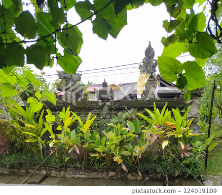 Traditional design of Balinese dwelling house and home temple Traditional design of Balinese dwelling house and home temple 124019109