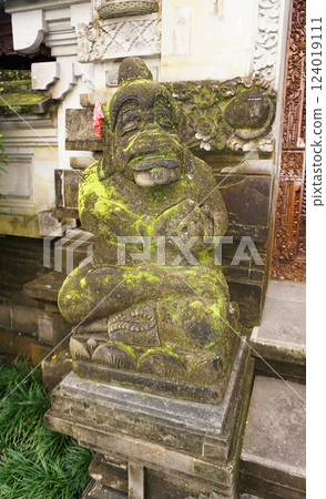 A stone statue that symbolizes the guard of the gate of a house or palace 124019111
