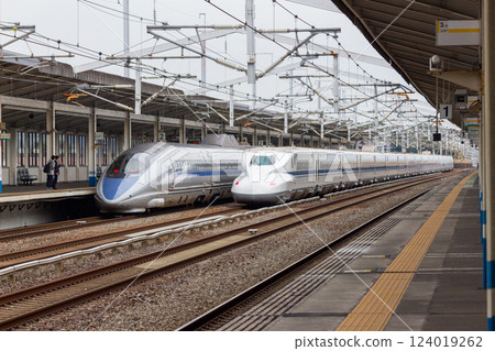 穿過車站的「希望號」列車和先行放行的「迴聲號」列車 [山陽新幹線、新倉敷站] 124019262
