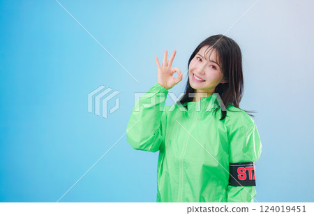 活動工作人員微笑引導顧客（淺藍色背景） 124019451