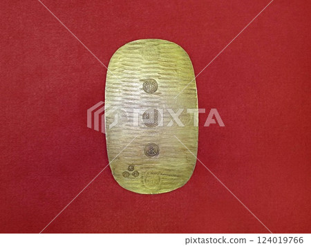 Manen Large Gold, back, red background Manen Large Gold, back, red background 124019766
