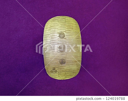 Manen Large Gold, back, purple background Manen Large Gold, back, purple background 124019788