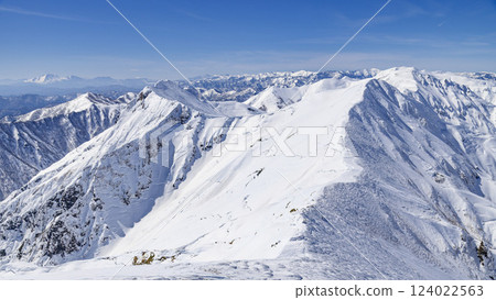 Spectacular view of the Tanigawa mountain range and main ridgeline in midwinter (Gunma Prefectural Border Ridgeline Trail) Spectacular view of the Tanigawa mountain range and main ridgeline in midwinter (Gunma Prefectural Border Ridgeline Trail) 124022563