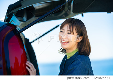 開車來海邊休閒的女人;在海邊開車旅行的女人 開車來海邊休閒的女人;在海邊開車旅行的女人 124023347