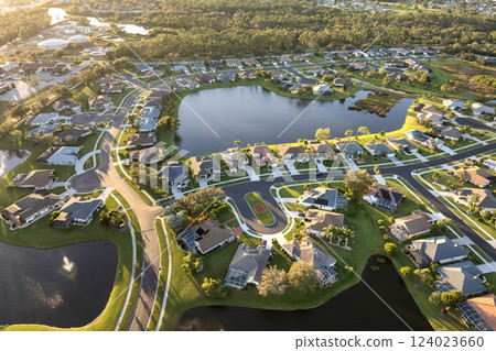 Large residential homes in southwest Florida gated community. American houses in rural US suburbs Large residential homes in southwest Florida gated community. American houses in rural US suburbs 124023660