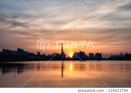 Morning at Lake Senba, a hot spot in Mito, Ibaraki Prefecture 124023794