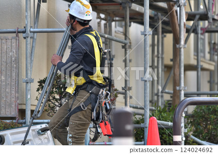 公寓大樓大規模修繕工程 - 鷹架工人正在搭建臨時鷹架 124024692